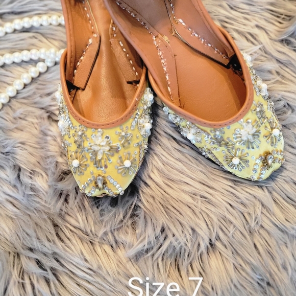 NWT Handmade embroidery rhinestones khussa/ Pakistani khussa/ Punjabi jutti - Picture 6 of 6